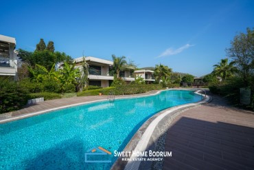 Bodrum Gölköy Sahiline Yürüme Yakınlığında, Site İçinde Satılık Üst Kat Daire