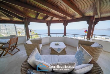 Yalıkavak'ta Deniz Manzaralı Satılık Tripleks Villa