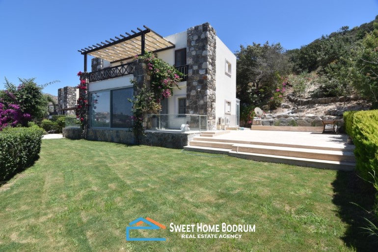Bodrum Gümüşlük'te site içinde satılık deniz manzaralı daire
