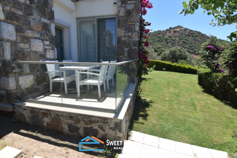 Bodrum Gümüşlük'te site içinde satılık deniz manzaralı daire