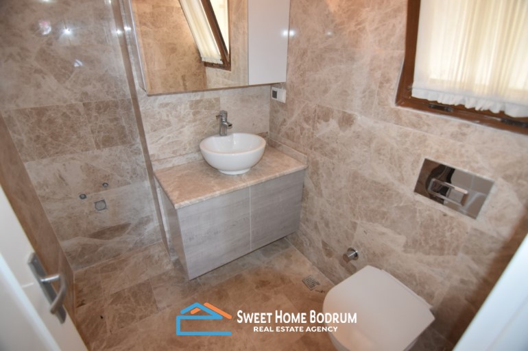 Bodrum Gümüşlük'te site içinde satılık deniz manzaralı daire
