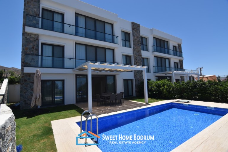 Bodrum Gümüşlük'te satılık özel bahçe ve havuzlu dubleks villa