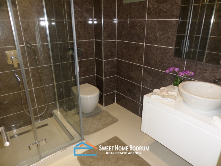 Bodrum Gümbet'te denize sıfır özel dahili olan site içinde satılık 2+1 daire