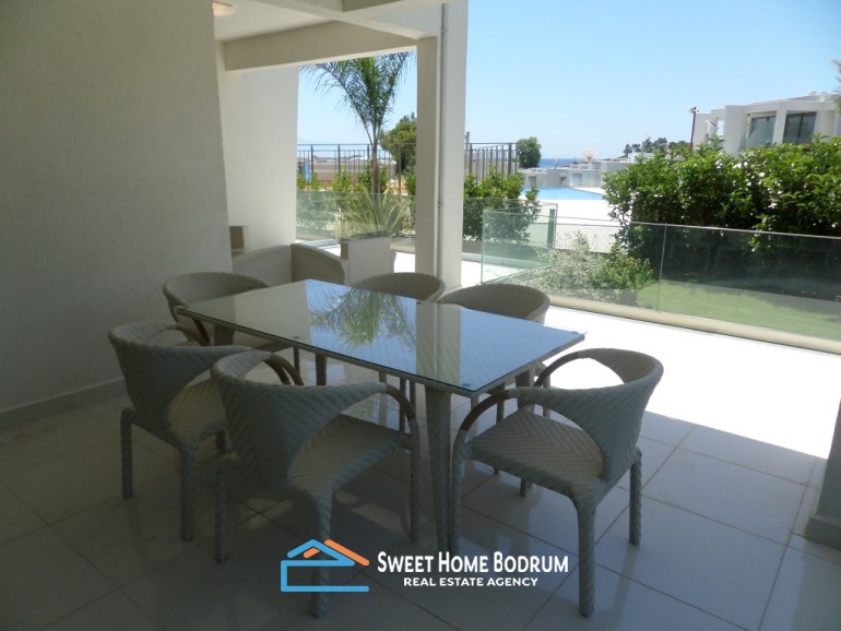 Bodrum Gümbet'te denize sıfır özel dahili olan site içinde satılık 2+1 daire