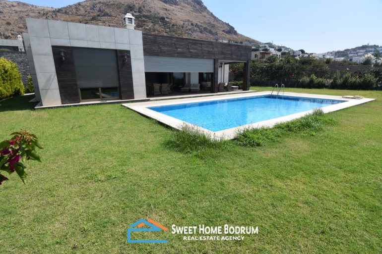 Bodrum Turgutreis'te satılık deniz manzaralı  havuzlu tek katlı villa