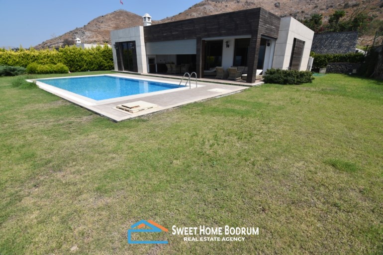 Bodrum Turgutreis'te satılık deniz manzaralı  havuzlu tek katlı villa