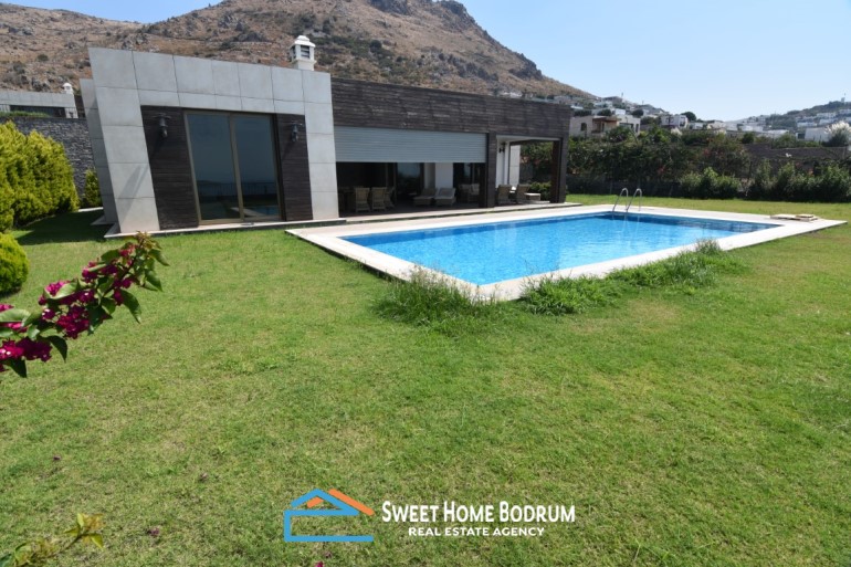 Bodrum Turgutreis'te satılık deniz manzaralı  havuzlu tek katlı villa