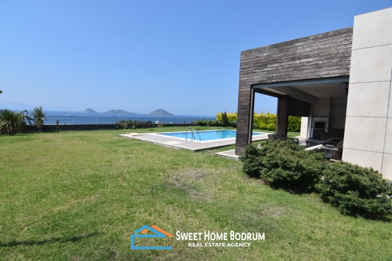 Bodrum Turgutreis'te satılık deniz manzaralı  havuzlu tek katlı villa