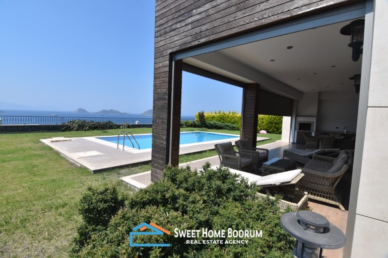 Bodrum Turgutreis'te satılık deniz manzaralı  havuzlu tek katlı villa