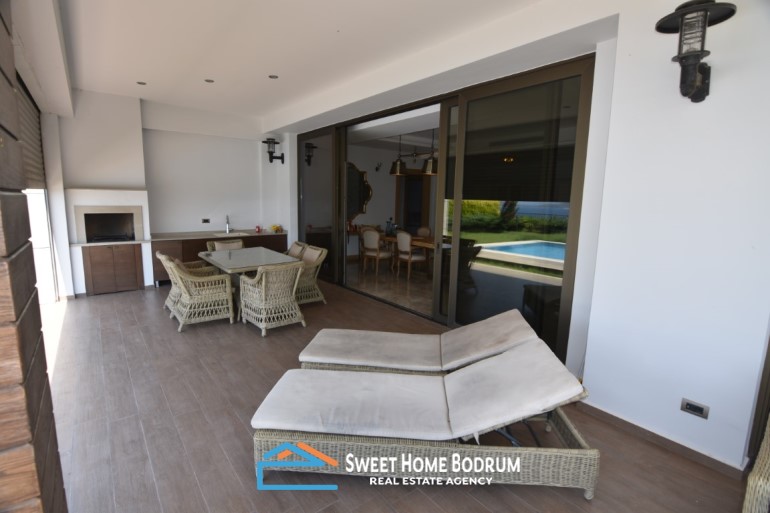 Bodrum Turgutreis'te satılık deniz manzaralı  havuzlu tek katlı villa
