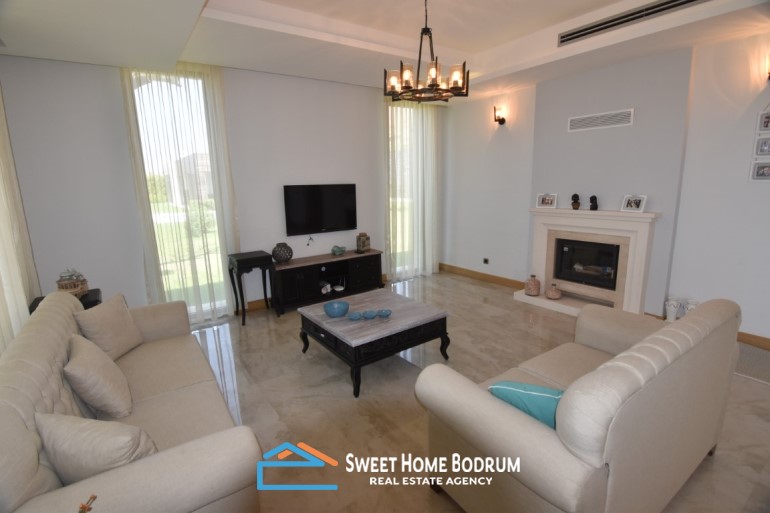 Bodrum Turgutreis'te satılık deniz manzaralı  havuzlu tek katlı villa