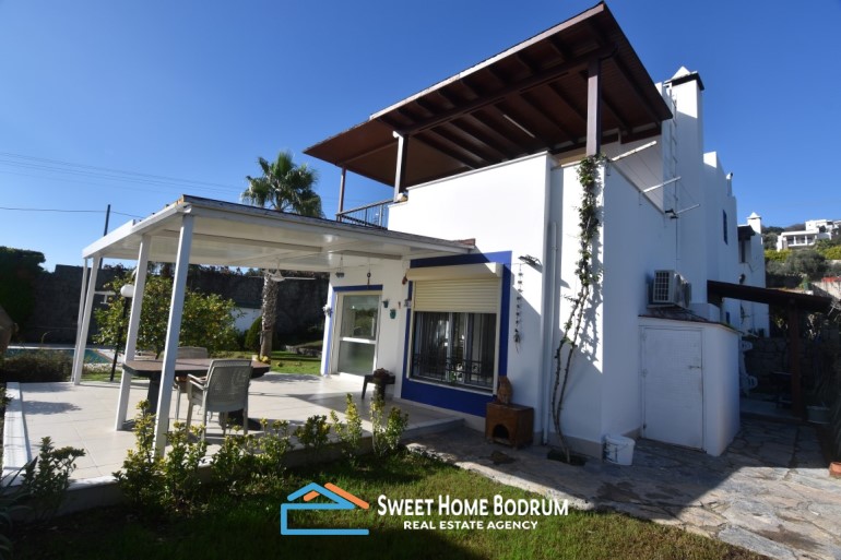 BODRUM YALIKAVAK'TA DENİZE YÜRÜME MESAFESİNDE 3+1 VİLLA