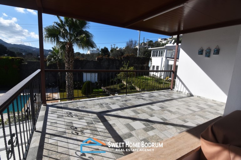 BODRUM YALIKAVAK'TA DENİZE YÜRÜME MESAFESİNDE 3+1 VİLLA