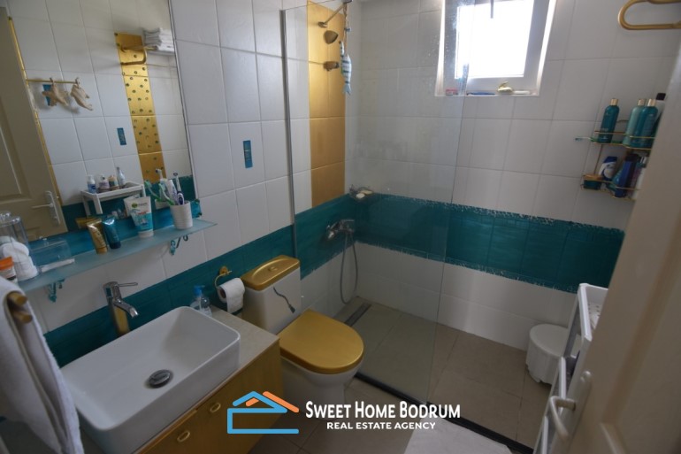 Yalıkavak'ta site içinde satılık 3+1 üst kat daire