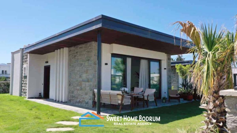 Bodrum Kadıkalesi'nde Denize Yakın Site İçinde Satılık Tek Katlı Villalar