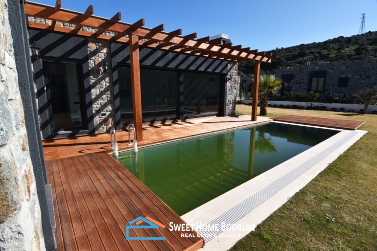 Gündoğan Küçükbük'te satılık özel havuzlu tek kat villa