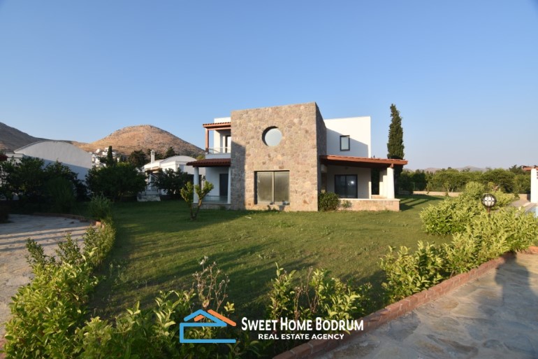 Bodrum Turgutreis'te satılık denize 300m, site içinde dubleks villa