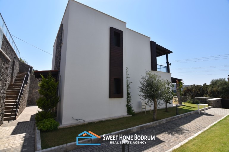 Gümüşlük'te satılık 3+1 özel bahçeli villa