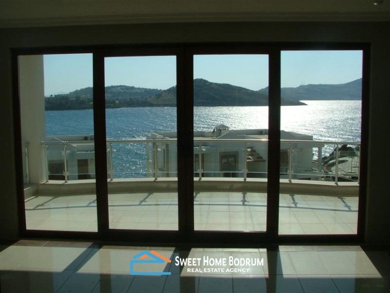 YALIKAVAK'TA DENİZE SIFIR SİTEDE 2+1 ÜST KAT DAİRE