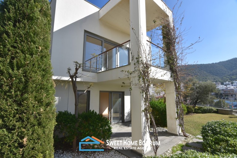 Bodrum merkez'de satılık 6 yatak odalı tripleks villa
