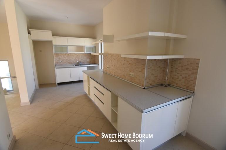 Bodrum merkez'de satılık 6 yatak odalı tripleks villa