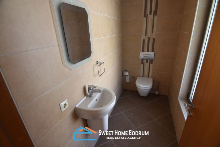 Bodrum merkez'de satılık 6 yatak odalı tripleks villa