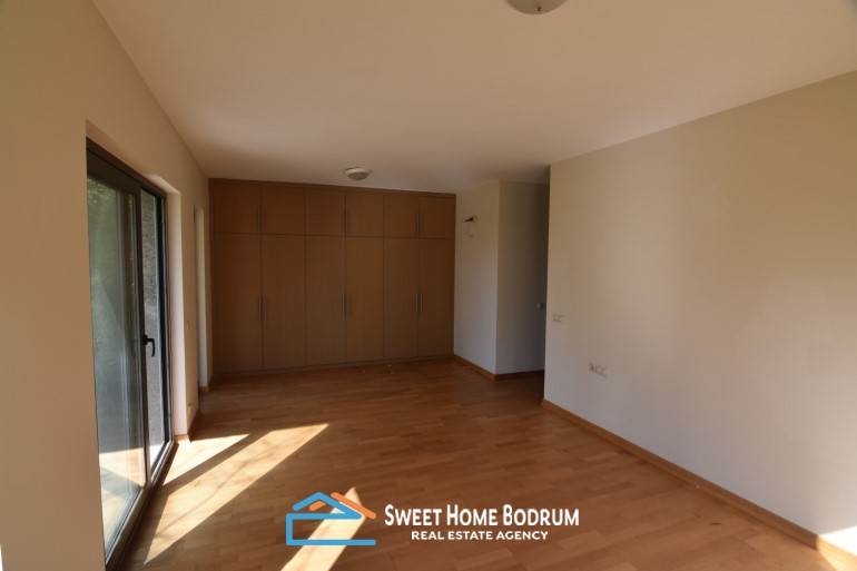 Bodrum merkez'de satılık 6 yatak odalı tripleks villa
