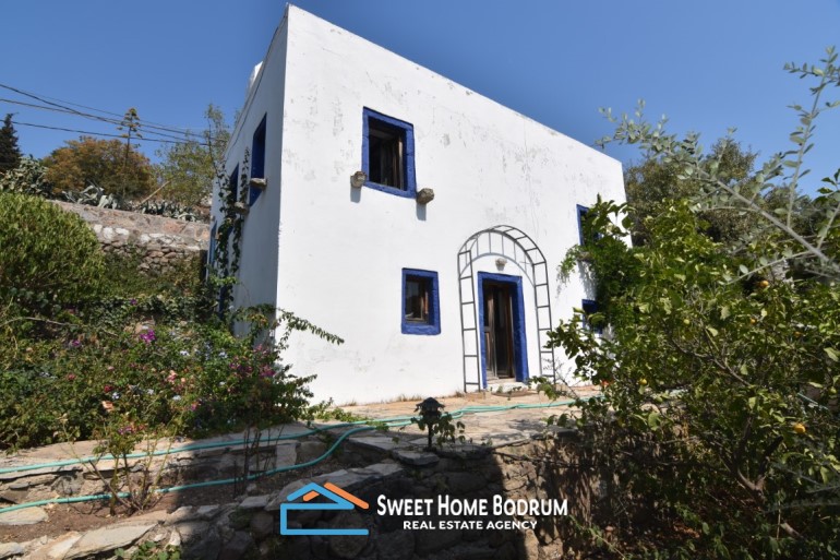 bodrum yalikavak ta satilik eski tas koy evi ve bahcesi sw