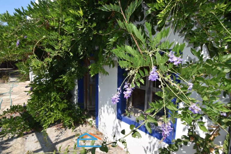 Bodrum Yalıkavak'ta satılık eski taş köy evi ve bahçesi