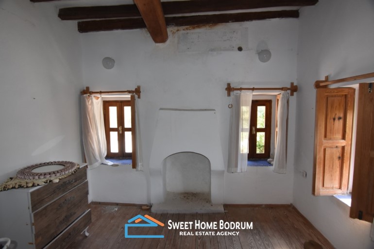 Bodrum Yalıkavak'ta satılık eski taş köy evi ve bahçesi