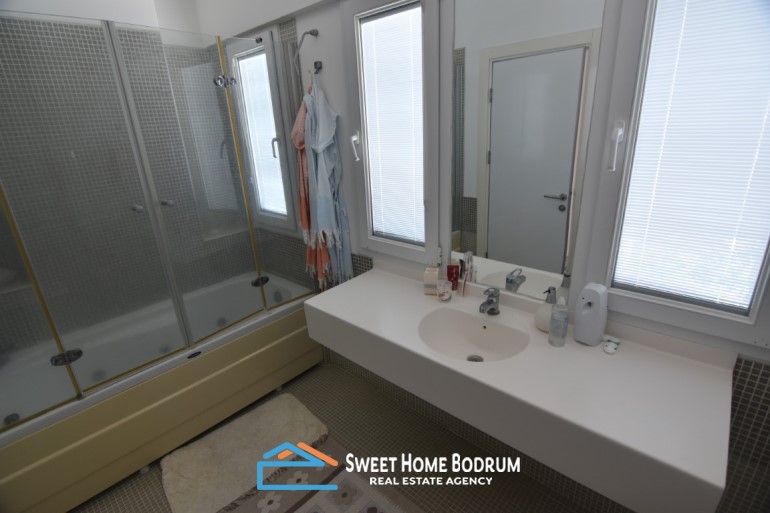 Gündoğan'da Güvenlikli Site İçinde Deniz Manzaralı Dubleks Villa 