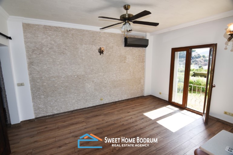 Bodrum Gümüşlük'te Site İçinde Satılık Deniz Manzaralı Bahçe Katı Daire