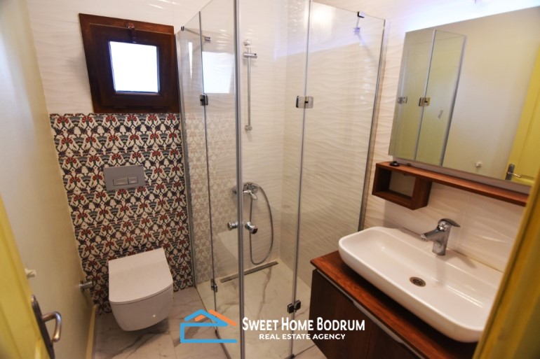 Bodrum Gümüşlük'te Site İçinde Satılık Deniz Manzaralı Bahçe Katı Daire