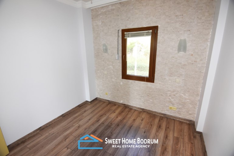 Bodrum Gümüşlük'te Site İçinde Satılık Deniz Manzaralı Bahçe Katı Daire