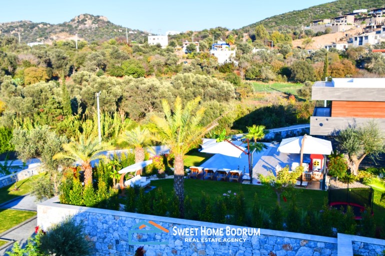 Bodrum, Yalikavak 5 + 1 Luxury Villa with Private Garden and Pool for Sale 