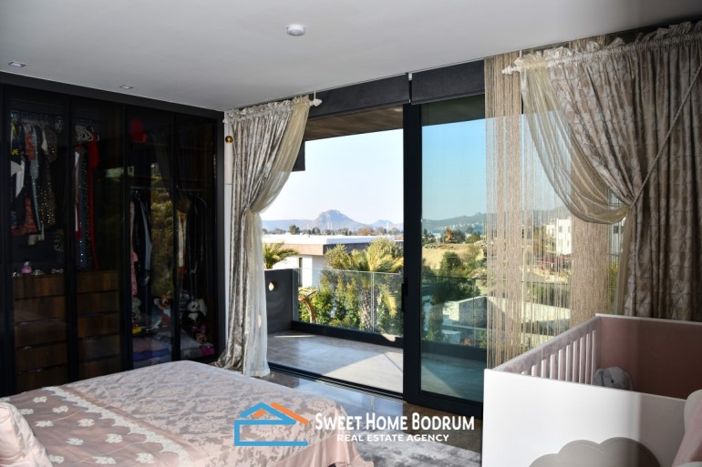 Bodrum, Yalikavak 5 + 1 Luxury Villa with Private Garden and Pool for Sale 