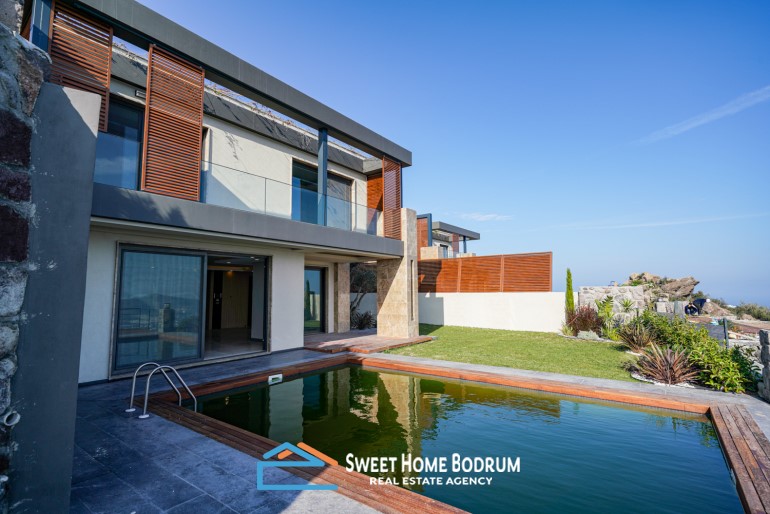 Gündoğan'da Satılık Bahçeli ve Yüzme Havuzlu 3+1 Dubleks Villa