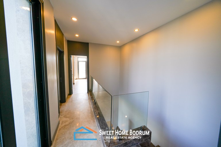 Yalıkavak Gökçebel'de Site İçinde Satılık 4+1 Özel Bahçe ve Havuzlu Villa
