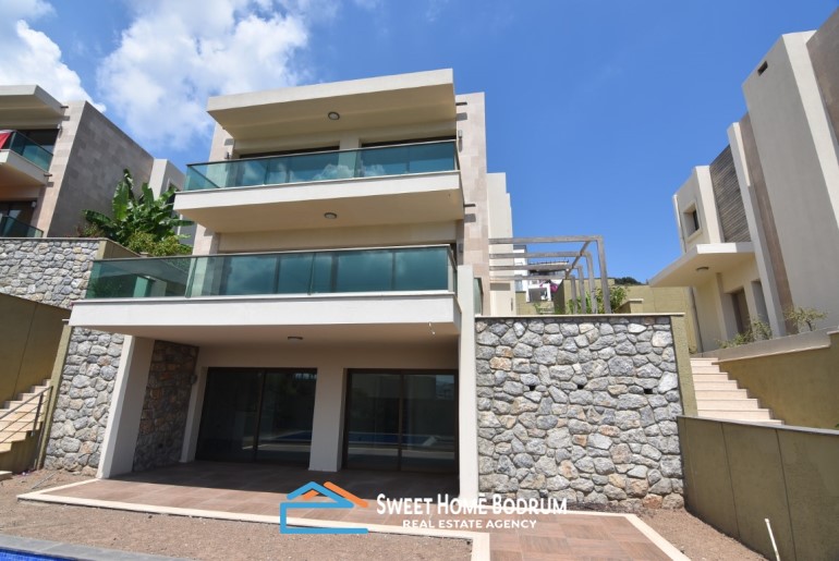 Denize yakın, site içinde özel havuzlu satılık tripleks villa