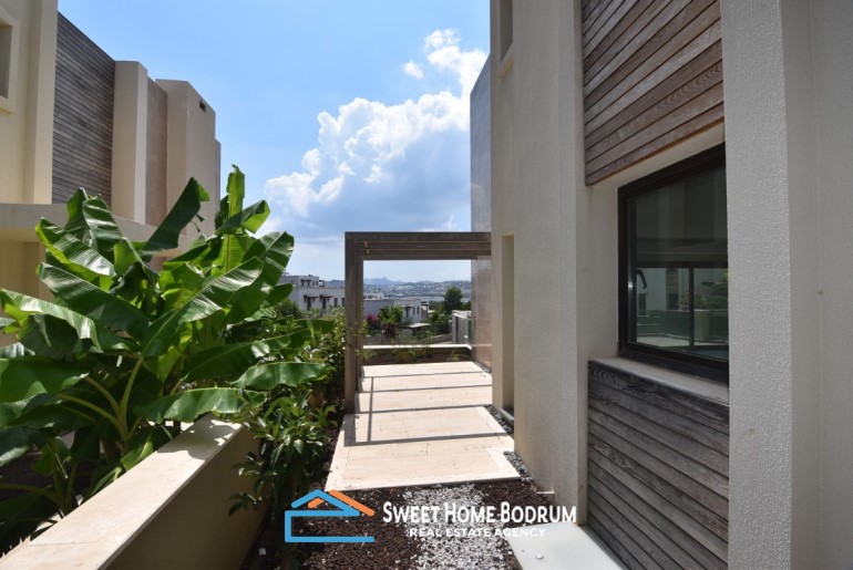 Denize yakın, site içinde özel havuzlu satılık tripleks villa