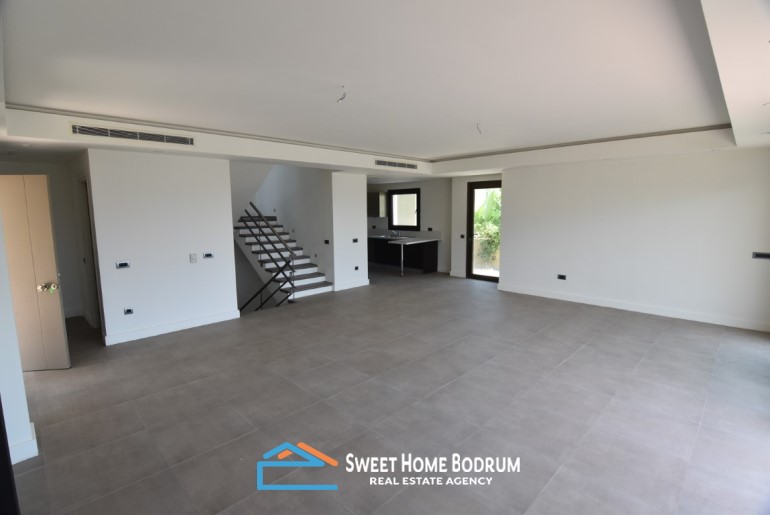 Denize yakın, site içinde özel havuzlu satılık tripleks villa