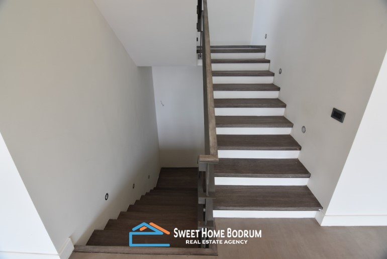 Denize yakın, site içinde özel havuzlu satılık tripleks villa