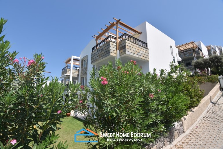 Bodrum Yalıkavak'ta Satılık Denize Sıfır Sitede 2+1 üst kat daire