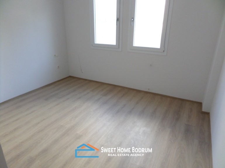 YALIKAVAK MERKEZDE 3+1, 2 BANYO/WC BAHÇE KATI DAİRE