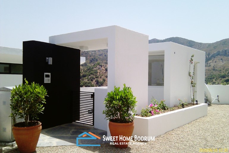 Bodrum Yalıkavak'ta satılık modern 2+1 bahçe katı daire