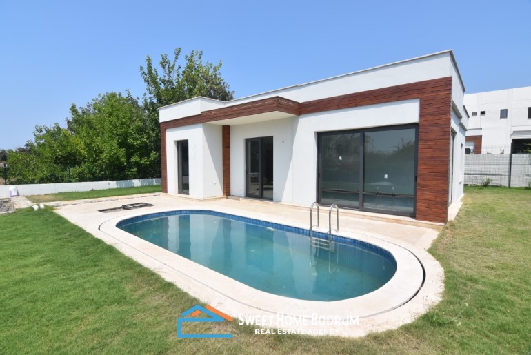 Yalıkavak Gökçebel'de bahçe ve havuzlu tek katlı villa