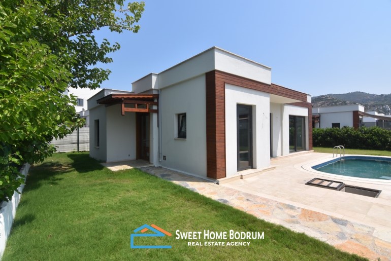 Yalıkavak Gökçebel'de bahçe ve havuzlu tek katlı villa
