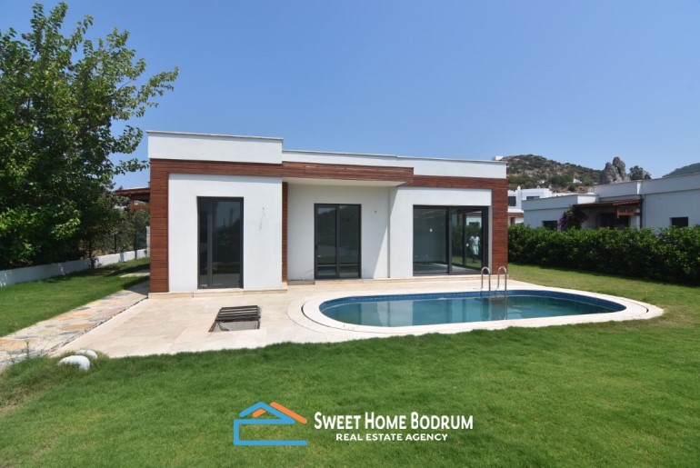 Yalıkavak Gökçebel'de bahçe ve havuzlu tek katlı villa