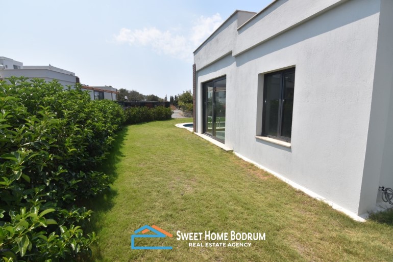 Yalıkavak Gökçebel'de bahçe ve havuzlu tek katlı villa