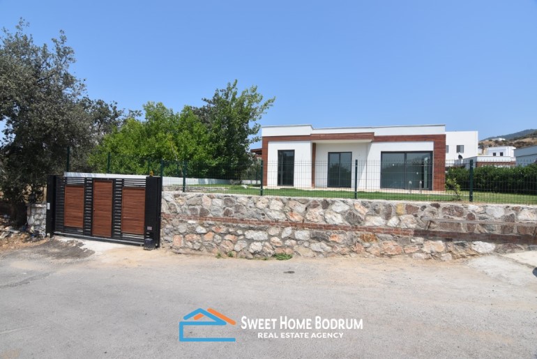 Yalıkavak Gökçebel'de bahçe ve havuzlu tek katlı villa